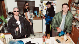 オーストラリアのNo.1バンド、ザ・ジャングル・ジャイアンツが新章の幕開けを告げる新曲「Tell Me How It Feels」のミュージック・ビデオを公開