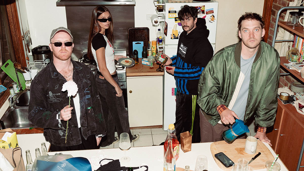 オーストラリアのNo.1バンド、ザ・ジャングル・ジャイアンツが新章の幕開けを告げる新曲「Tell Me How It Feels」のミュージック・ビデオを公開