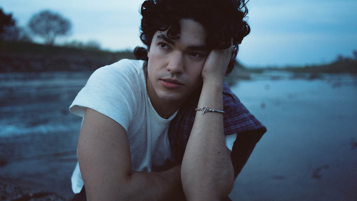 コナン・グレイ、最新アルバムのデラックス版となる『Wishbone(Deluxe)』のリリースを発表!新曲「The Best」を公開