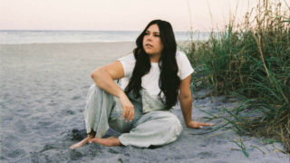 ジジ・ペレス、グリーン・デイの名曲「Good Riddance (Time of Your Life)」をカバーしたミュージック・ビデオが公開