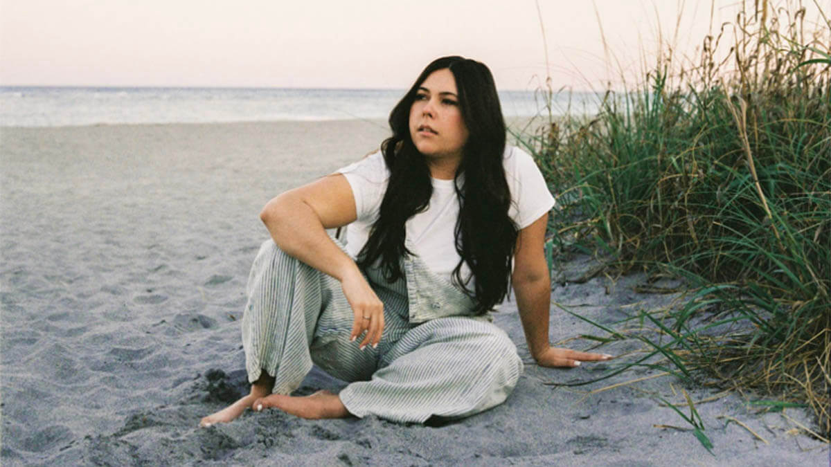 ジジ・ペレス、グリーン・デイの名曲「Good Riddance (Time of Your Life)」をカバーしたミュージック・ビデオが公開