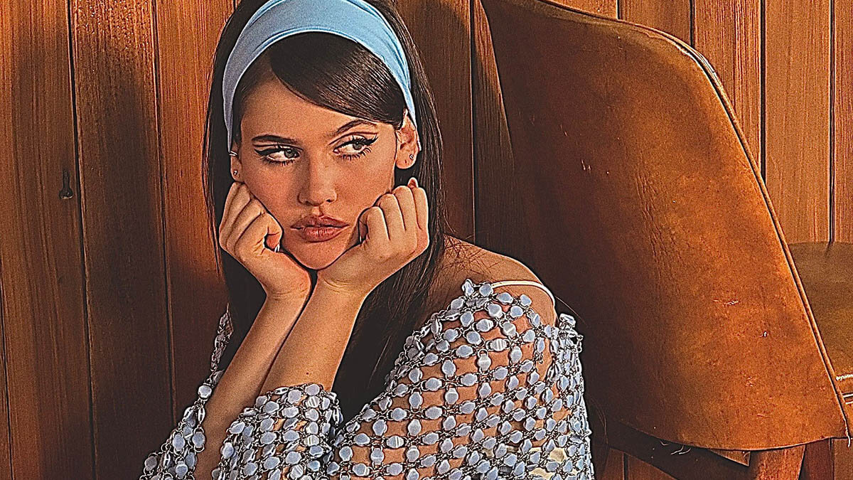 全世界から熱視線を浴びる英20歳シンガー、シエナ・スパイロが放つ壮大なバラード「The Visitor」をリリース！