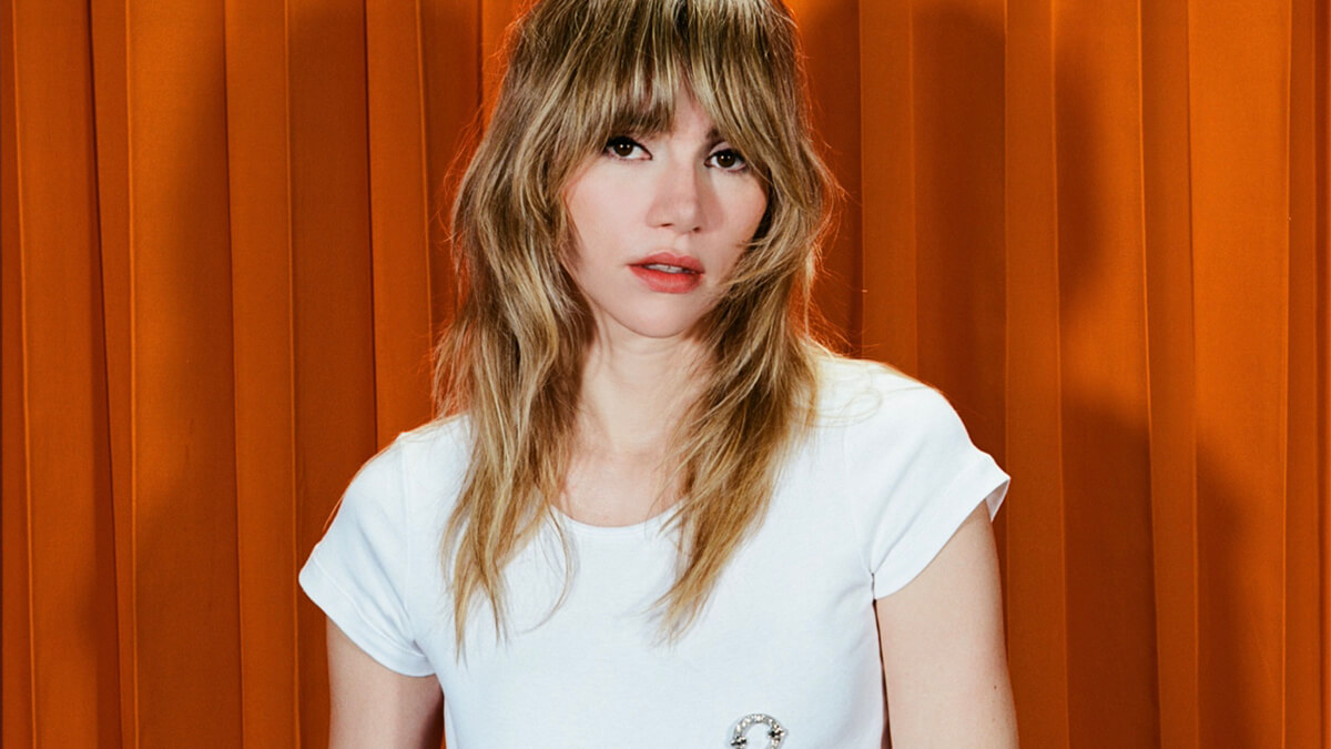 スキ・ウォーターハウス、新曲「Back in Love」のミュージック・ビデオを公開