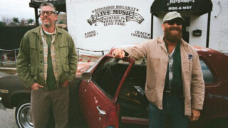 ザ・ブラック・キーズ、5/1(金)リリース新作アルバム『Peaches!』から新曲「Where There's Smoke, There's Fire」のミュージック・ビデオを公開