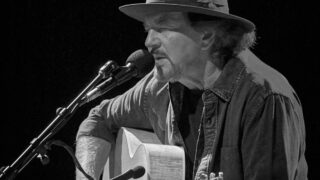 パール・ジャムのエディ・ヴェダー、初のソロ初来日公演のレポートと写真が到着