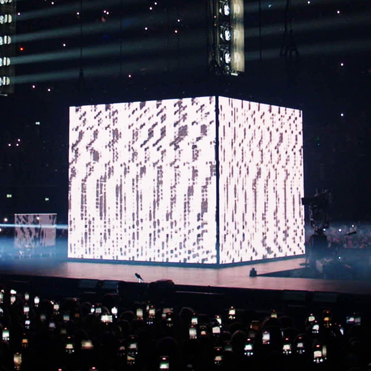 Billie Eilish「INTRO(HIT ME HARD AND SOFT TOUR)」