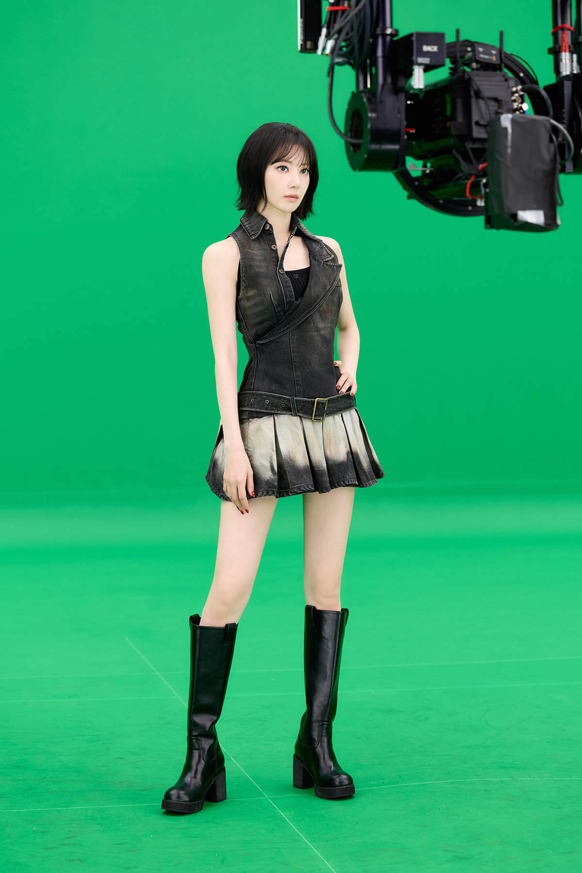 SAKURA　(C) HYBE JAPAN ／ (P)&(C) SOURCE MUSIC