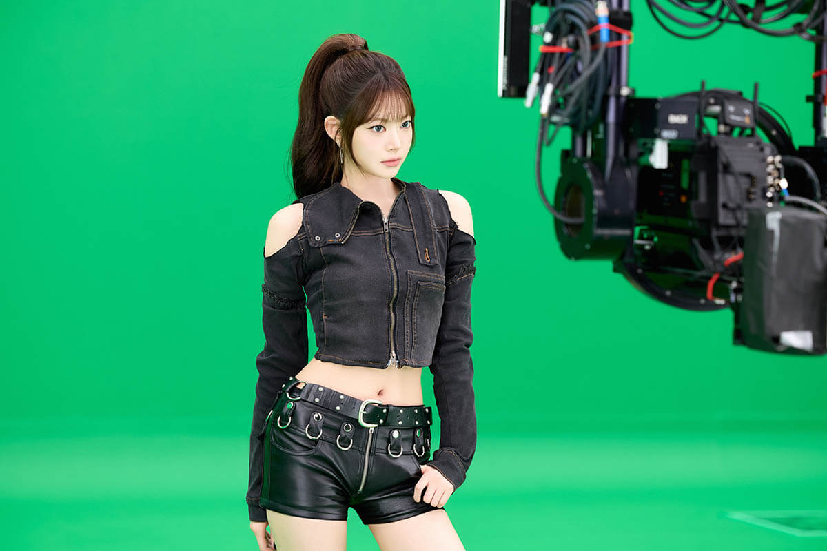 HONG EUNCHAE　(C) HYBE JAPAN ／ (P)&(C) SOURCE MUSIC