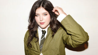 ルーシー・デイカス、新曲「Planting Tomatoes」の東京で撮影されたリリック・ビデオを公開