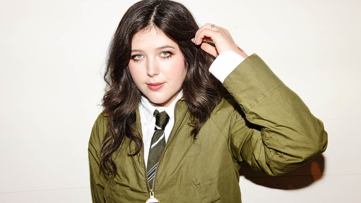 ルーシー・デイカス、新曲「Planting Tomatoes」の東京で撮影されたリリック・ビデオを公開