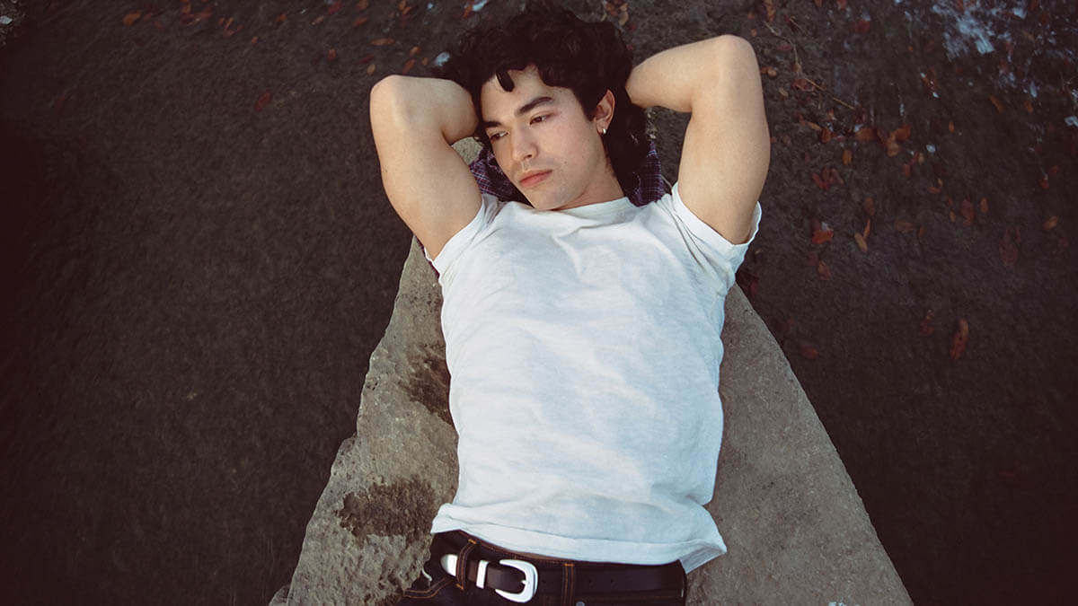 コナン・グレイ、最新作のデラックス版『Wishbone (Deluxe)』をリリース！