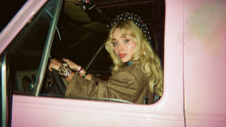 サブリナ・カーペンター、最新アルバム『Man's Best Friend』より「House Tour」のミュージック・ビデオを公開