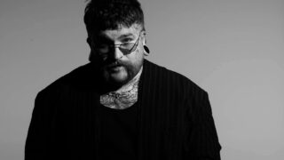 テディ・スウィムズ、新曲「Mr. Know It All」のミュージック・ビデオを公開