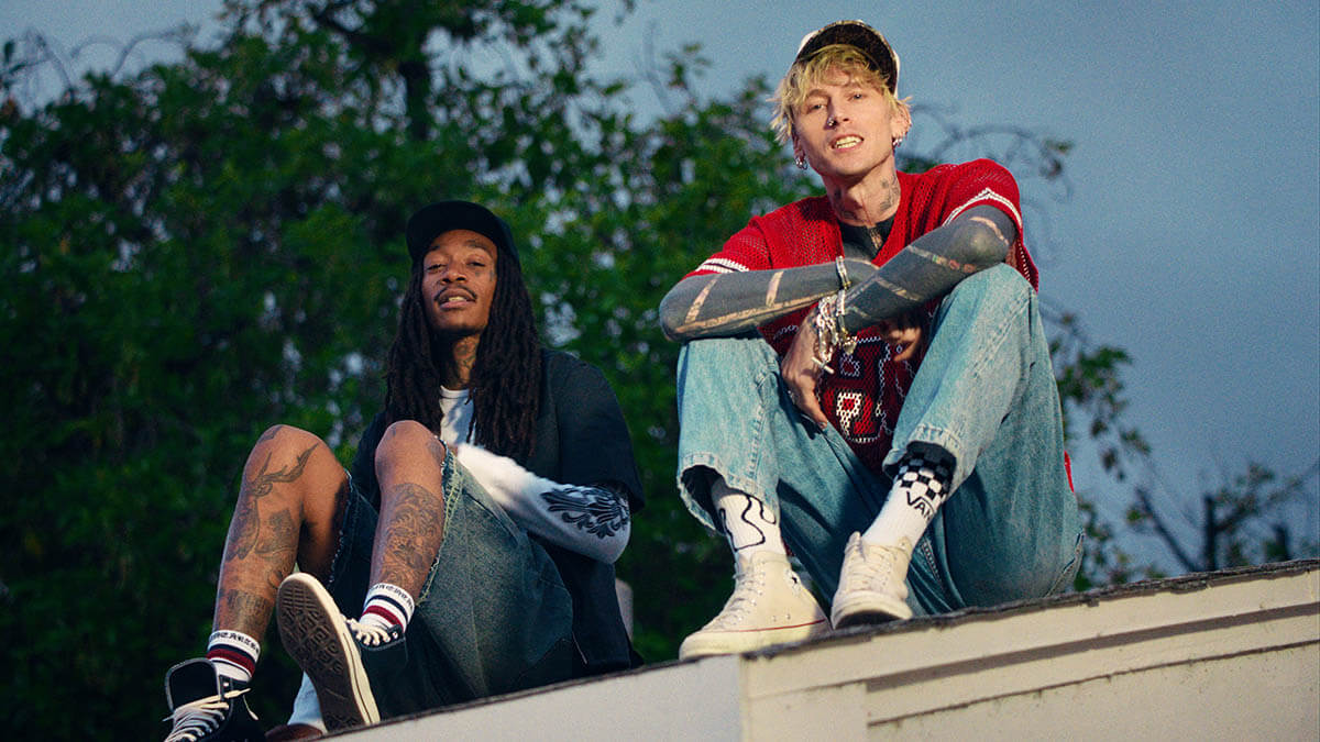 mgk、夏の訪れを感じさせるウィズ・カリファとの新曲「girl next door」のミュージック・ビデオを公開