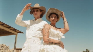 ベック、最新シングルにシエラ・フェレルを迎えた新曲「Ride Lonesome」のヴィジュアライザー・ビデオを公開