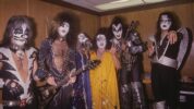 KISSの歴史的ライヴ50周年を記念した『デストロイズ・アナハイム '76』発売決定。一般向け発売は今回が初